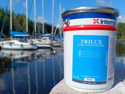 Trilux antifoulingmaali veneiden pohjan maalaukseen.